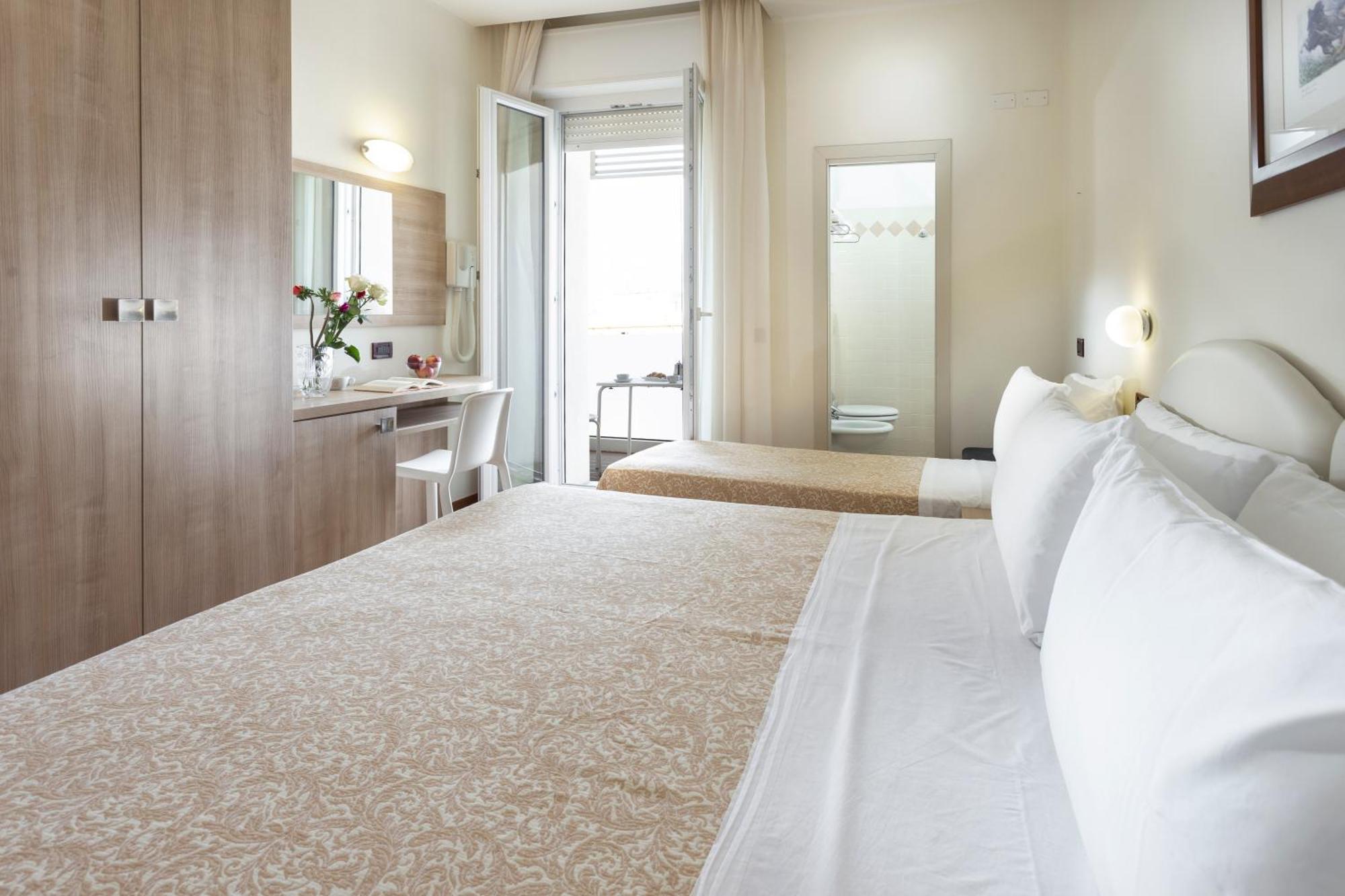 Hotel Baltic Rimini Bagian luar foto