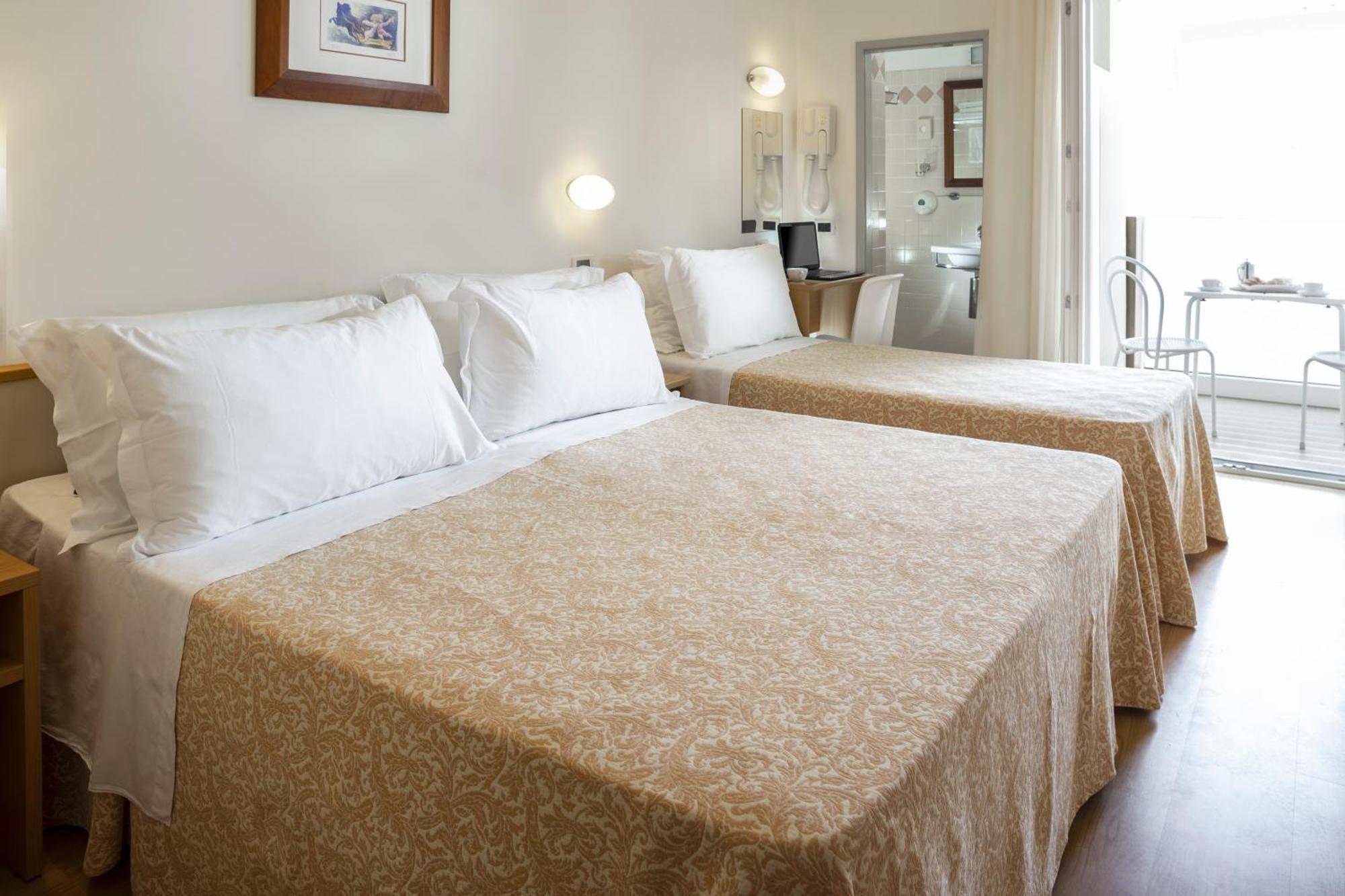 Hotel Baltic Rimini Bagian luar foto