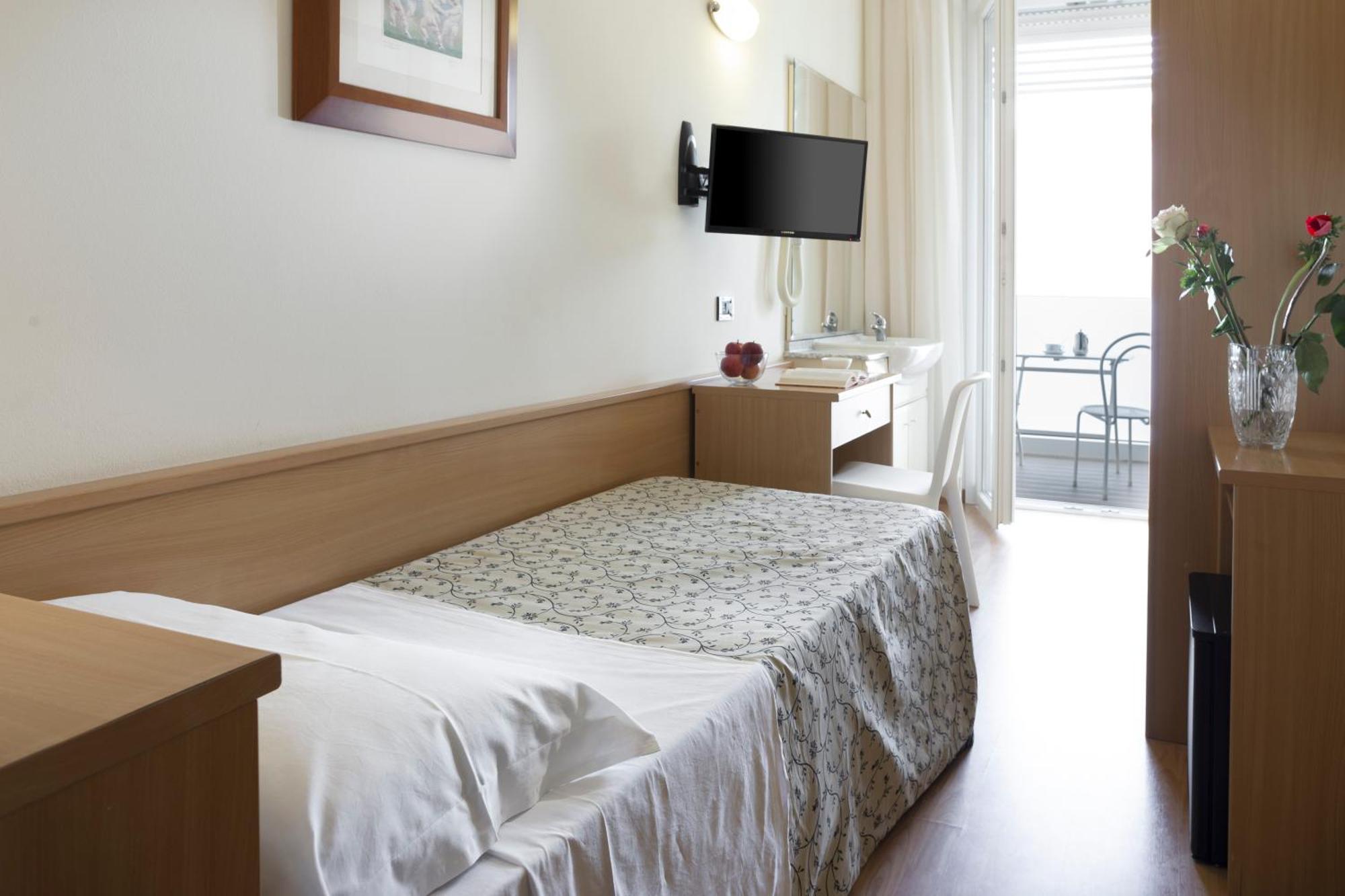 Hotel Baltic Rimini Bagian luar foto